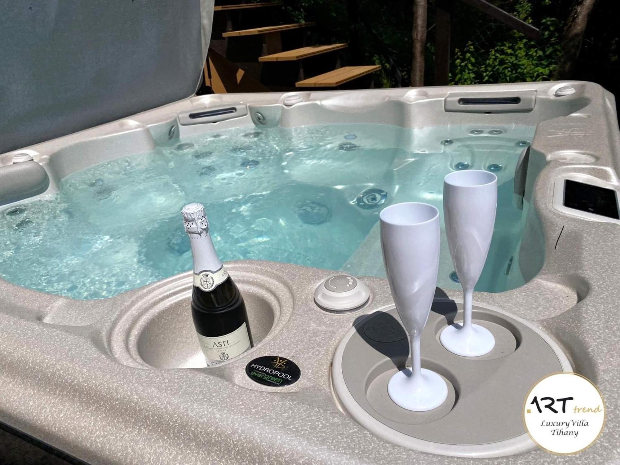 Arttrend Luxury Villa 티하니 외부 사진